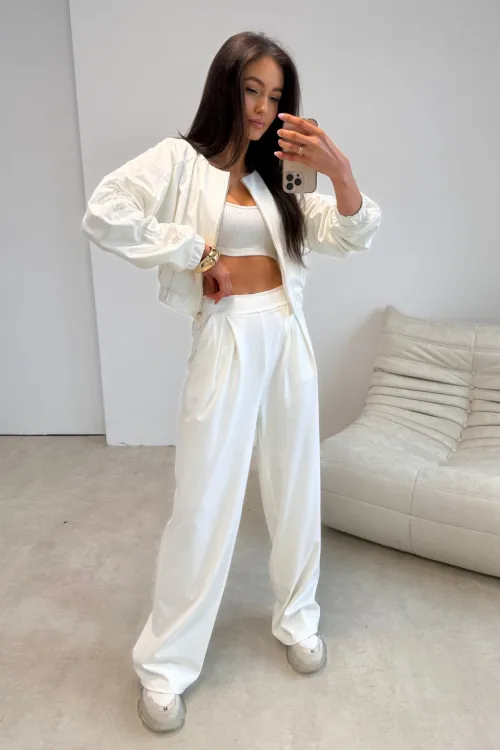 Arlena – elegante Damenhose mit weitem Bein und betonter Taille in Ecru | Roco Fashion