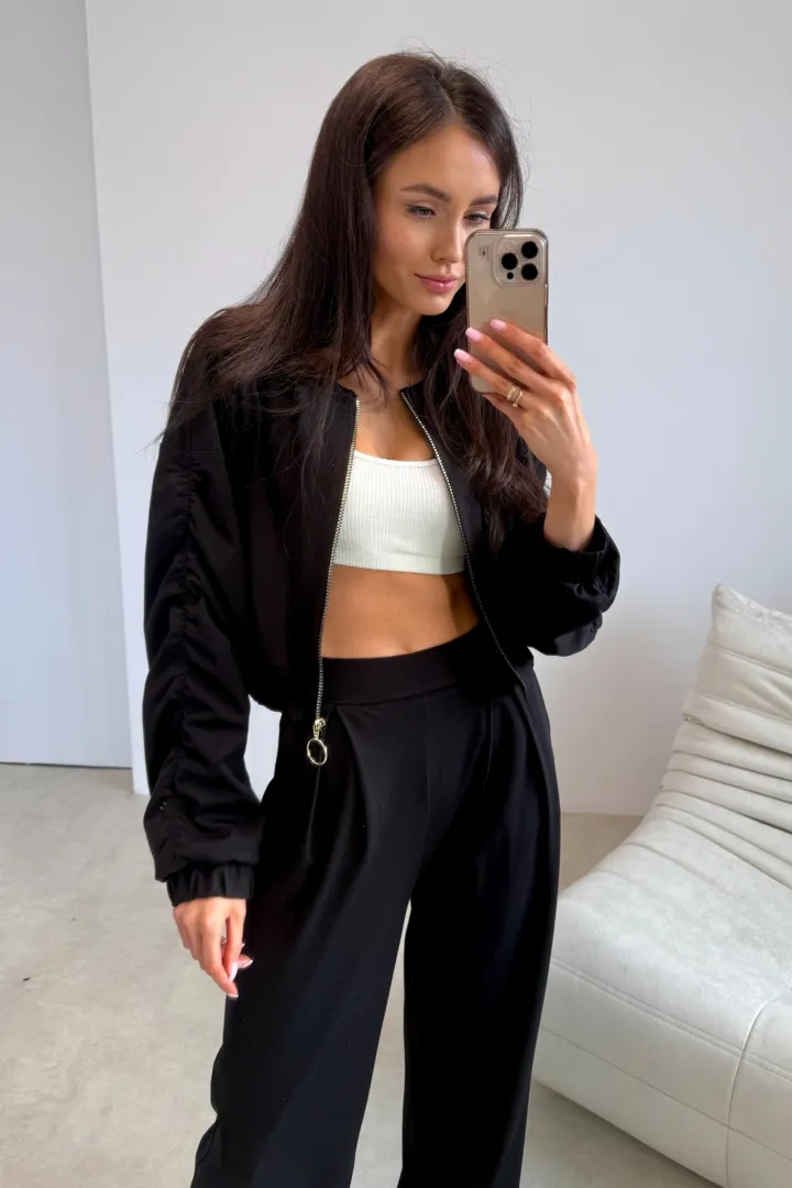 Arlena - elegante Damenhose mit weitem Bein und betonter Taille in Schwarz