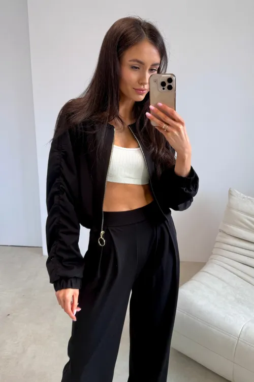 Arlena - elegante Damenhose mit weitem Bein und betonter Taille in Schwarz