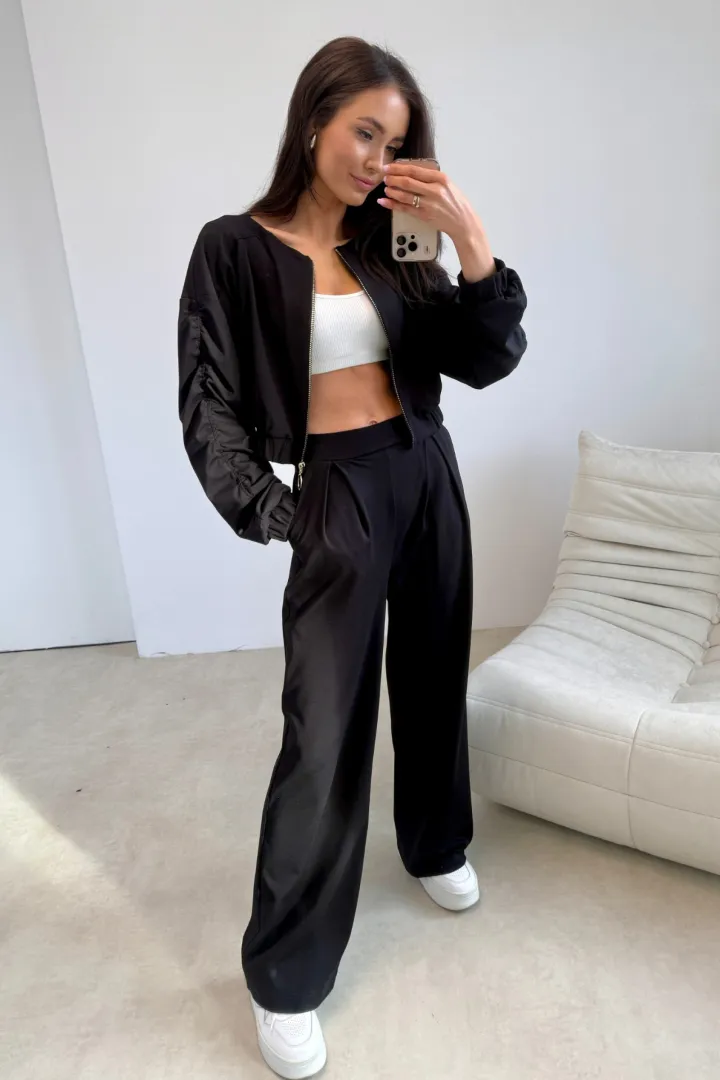 Arlena - elegante Damenhose mit weitem Bein und betonter Taille in Schwarz