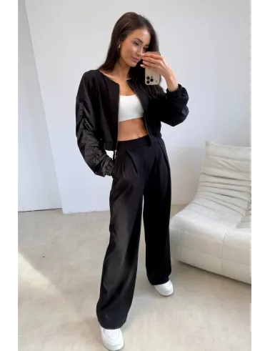 Arlena – stylowe spodnie z szerokimi nogawkami i taliowaniem w kolorze czarnym | Roco Fashion