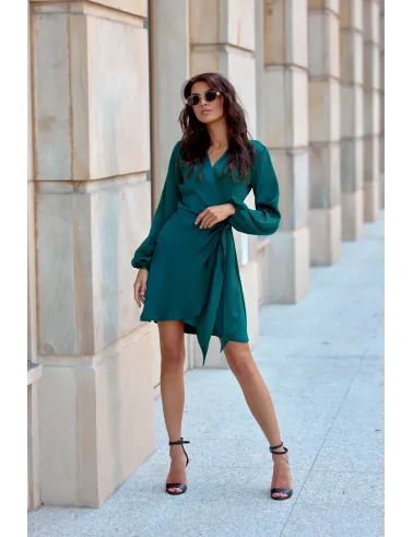 Catlin – grünes satiniertes Minikleid mit Bindegürtel | Roco Fashion