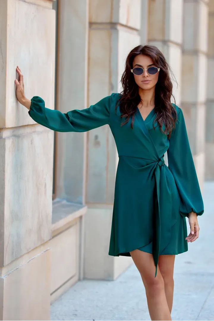 Catlin – grünes satiniertes Minikleid mit Bindegürtel