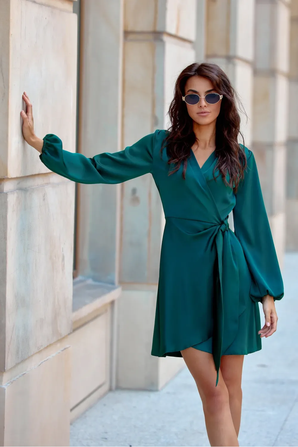 Catlin – zielona satynowa sukienka mini z wiązaniem | Roco Fashion