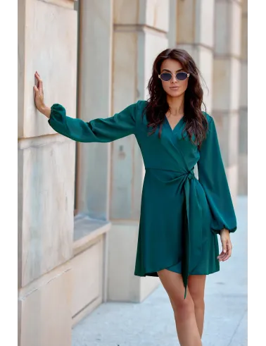 Catlin – grünes satiniertes Minikleid mit Bindegürtel | Roco Fashion