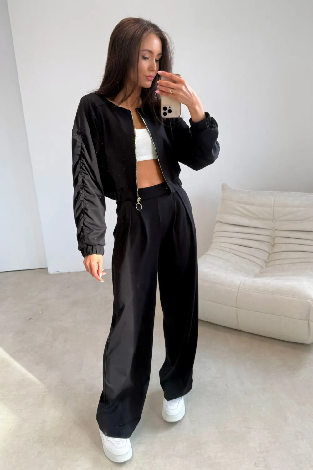 Coraline – kurze Bomberjacke mit langen Ärmeln in Schwarz Damen | Roco Fashion Coraline – kurze Bomberjacke mit langen Ärmeln in Schwarz Damen | Roco Fashion