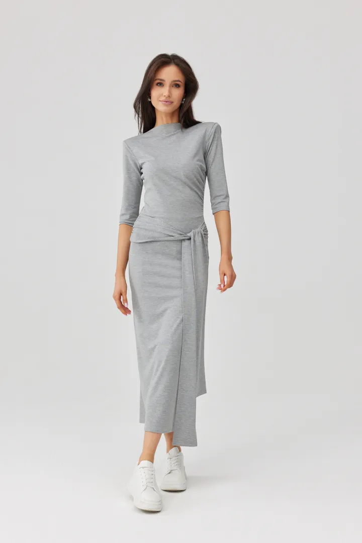 Lidiana – szara midi sukienka z wiązaniem i rękawem 3/4 elegancka | Roco Fashion