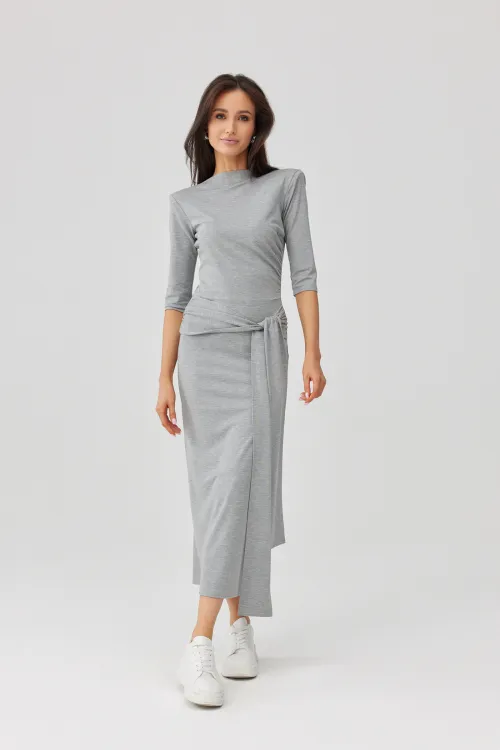 Lidiana – szara midi sukienka z wiązaniem i rękawem 3/4 elegancka | Roco Fashion