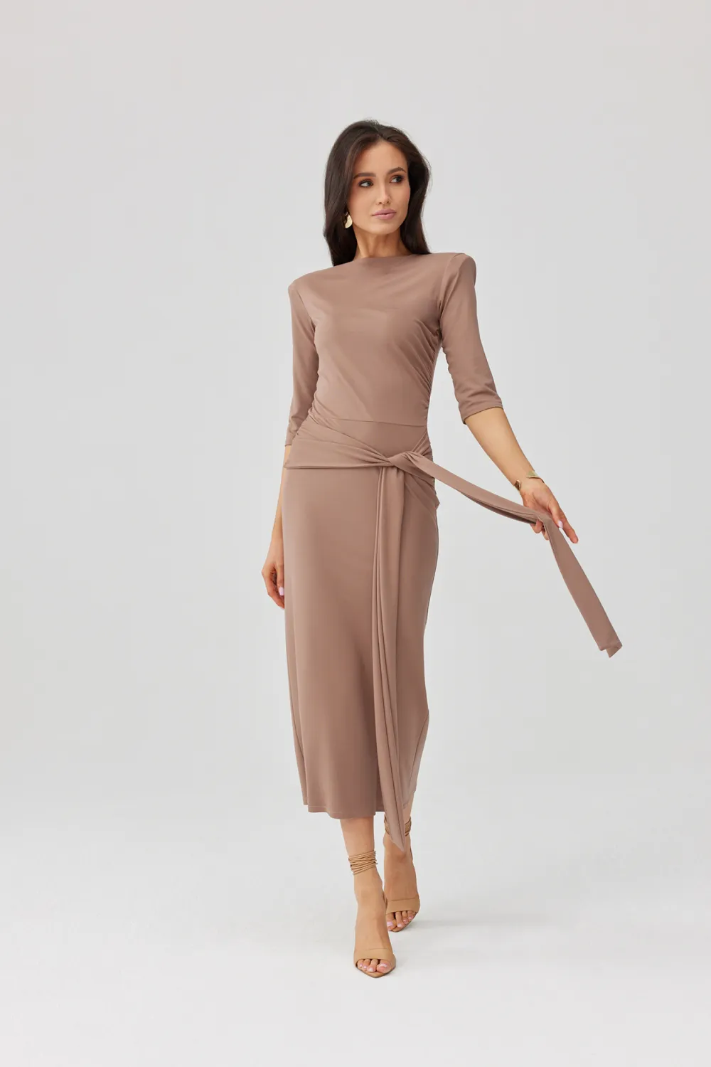 Lidiana – elegantes Midikleid in Cappuccino mit Taillenbindung & 3/4-Ärmeln | Roco Fashion