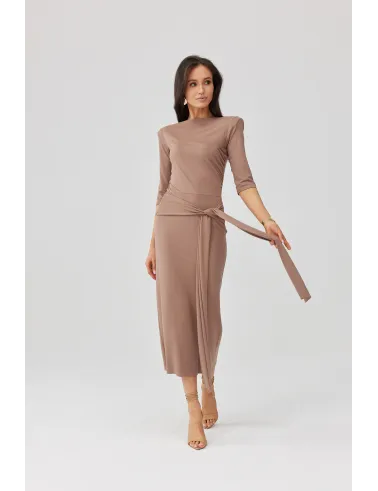 Lidiana – midi sukienka cappuccino z wiązaniem i rękawem 3/4, elegancka | Roco Fashion