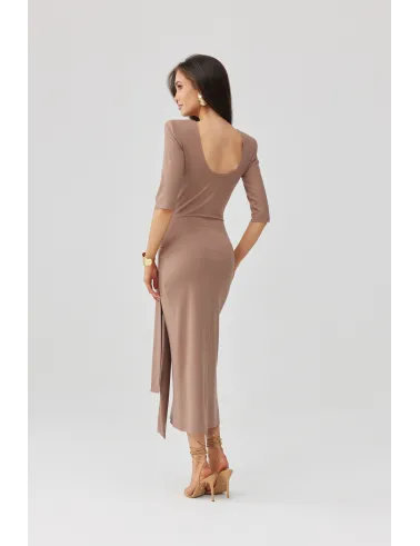 Lidiana – midi sukienka cappuccino z wiązaniem i rękawem 3/4, elegancka | Roco Fashion