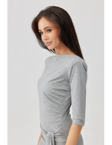 Lidiana – szara midi sukienka z wiązaniem i rękawem 3/4 elegancka | Roco Fashion