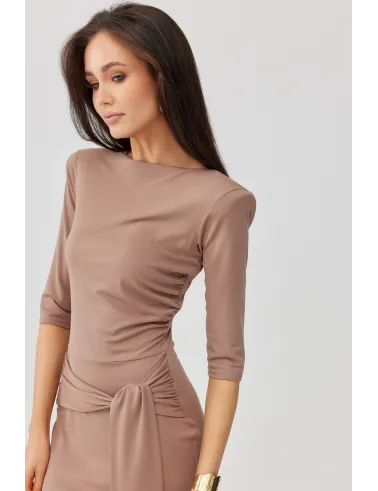 Lidiana – midi sukienka cappuccino z wiązaniem i rękawem 3/4, elegancka | Roco Fashion