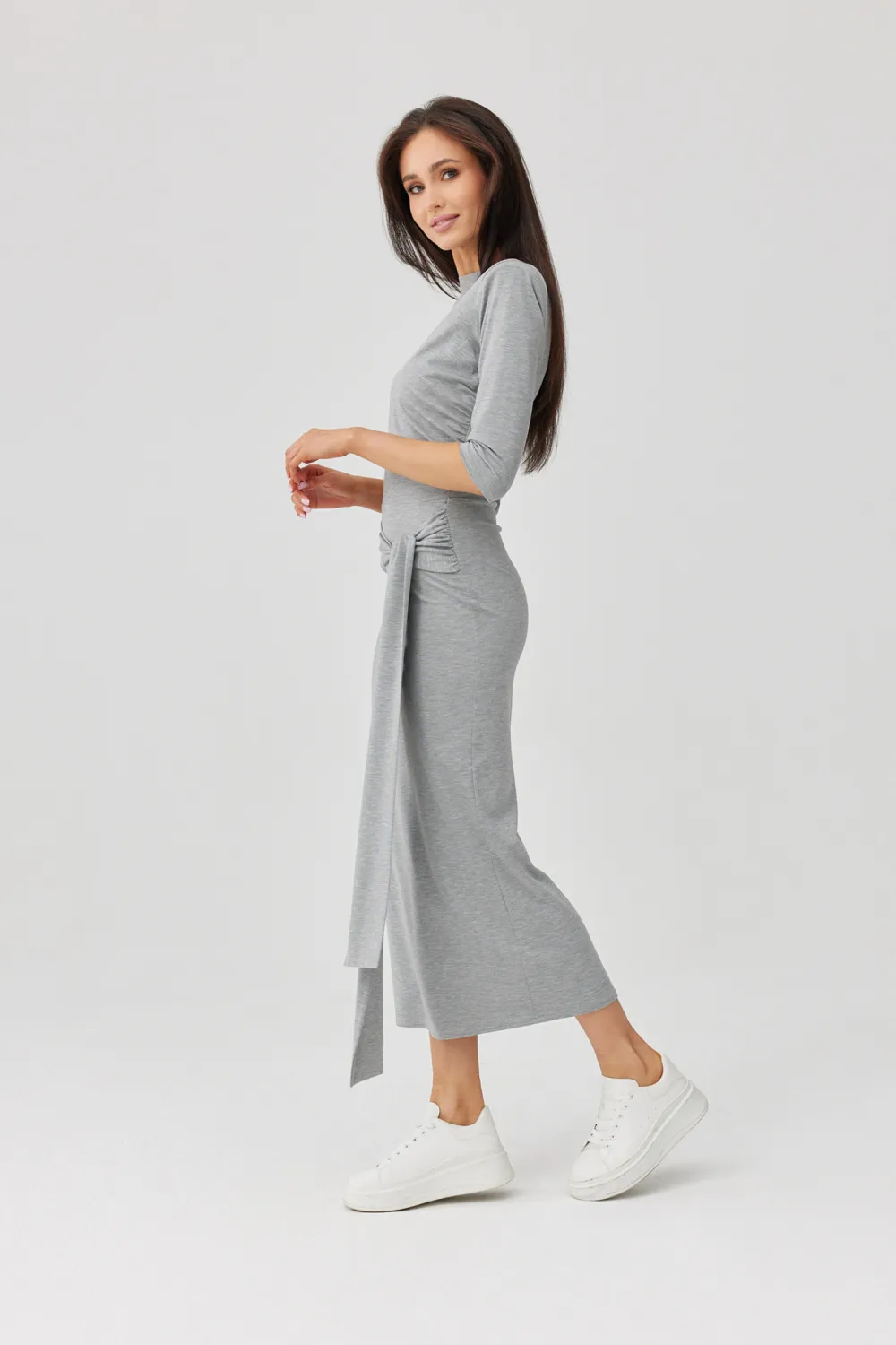 Lidiana – szara midi sukienka z wiązaniem i rękawem 3/4 elegancka | Roco Fashion