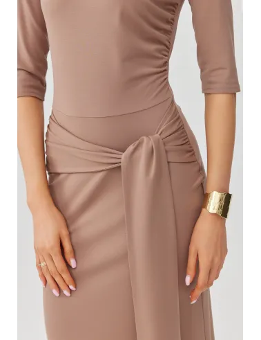Lidiana – elegantes Midikleid in Cappuccino mit Taillenbindung & 3/4-Ärmeln | Roco Fashion