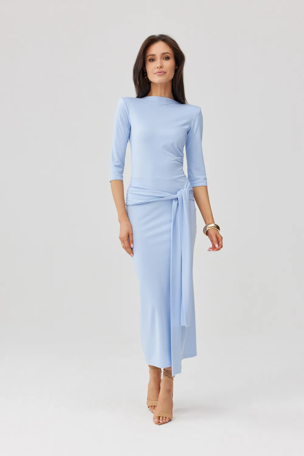 Lidiana – elegancka midi sukienka błękitna z wiązaniem w talii i rękawem 3/4 | Roco Fashion