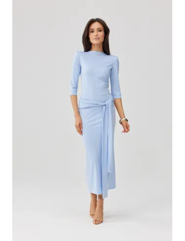 Lidiana – elegancka midi sukienka błękitna z wiązaniem w talii i rękawem 3/4 | Roco Fashion