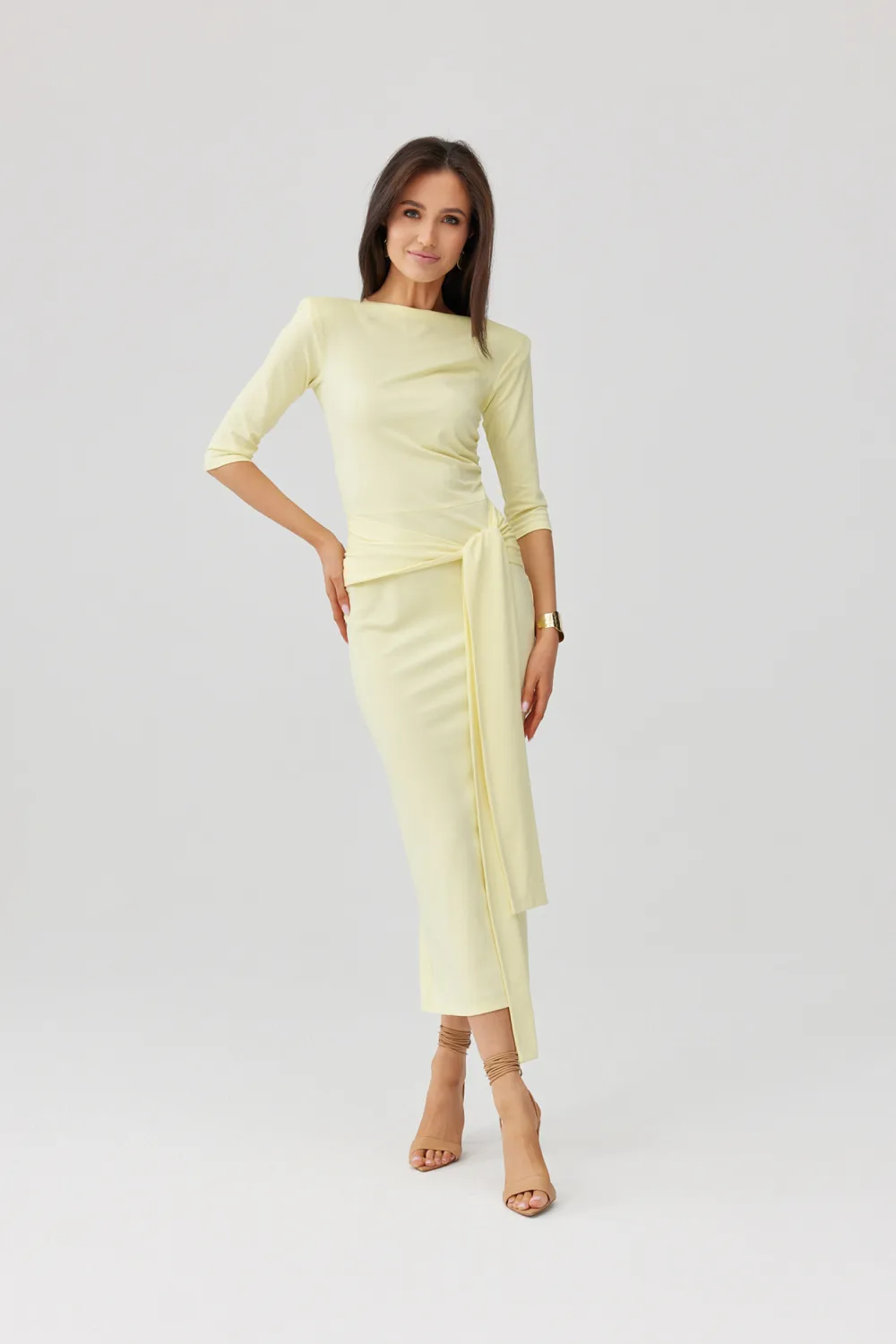 Lidiana – żółta midi sukienka z wiązaniem i rękawem 3/4 elegancka | Roco Fashion