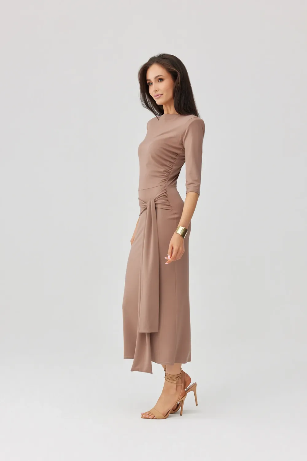Lidiana – elegantes Midikleid in Cappuccino mit Taillenbindung & 3/4-Ärmeln | Roco Fashion