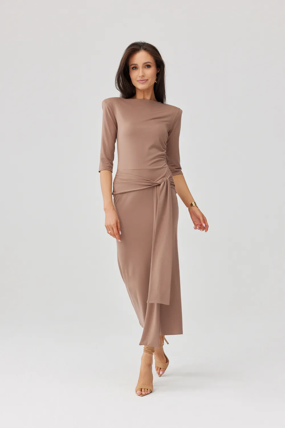 Lidiana – elegantes Midikleid in Cappuccino mit Taillenbindung & 3/4-Ärmeln | Roco Fashion