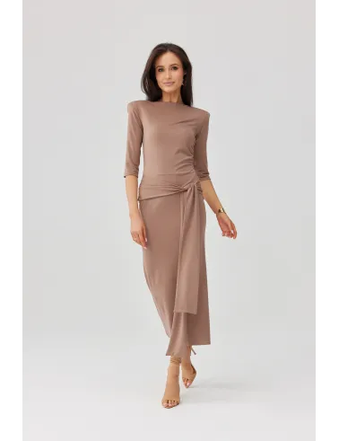 Lidiana – midi sukienka cappuccino z wiązaniem i rękawem 3/4, elegancka | Roco Fashion