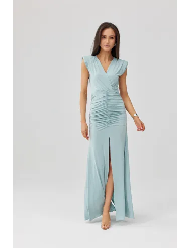 Noelia – elegancka długa sukienka kopertowa miętowa z marszczeniem i rozcięciem | Roco Fashion