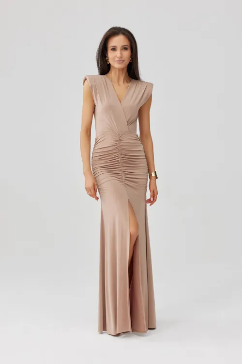 Noelia – elegancka długa sukienka kopertowa z marszczeniem i rozcięciem cappuccino | Roco Fashion
