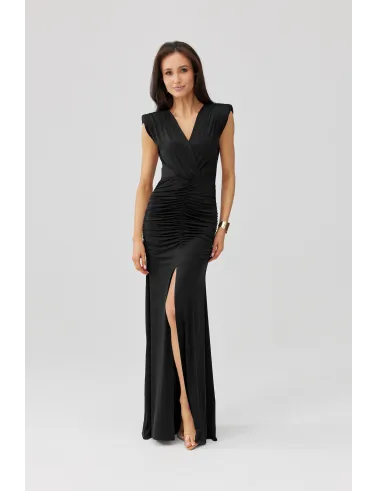 Noelia – elegancka długa sukienka kopertowa z marszczeniem i rozcięciem czarna | Roco Fashion