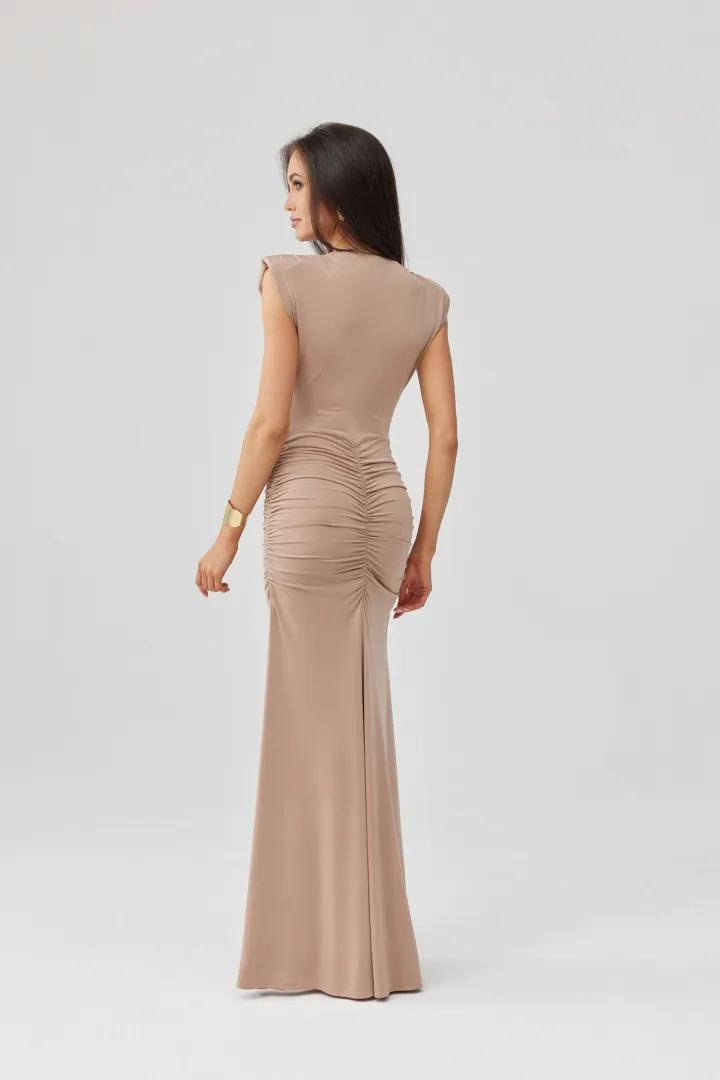 Noelia - Lange elegante Abendkleid mit Drapierung und Beinschlitz in Cappuccino