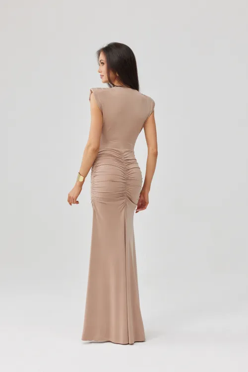 Noelia - Lange elegante Abendkleid mit Drapierung und Beinschlitz in Cappuccino