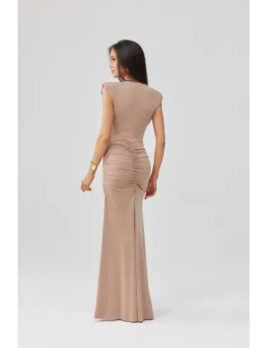 Noelia – Lange elegante Abendkleid mit Drapierung und Beinschlitz Cappuccino | Roco Fashion