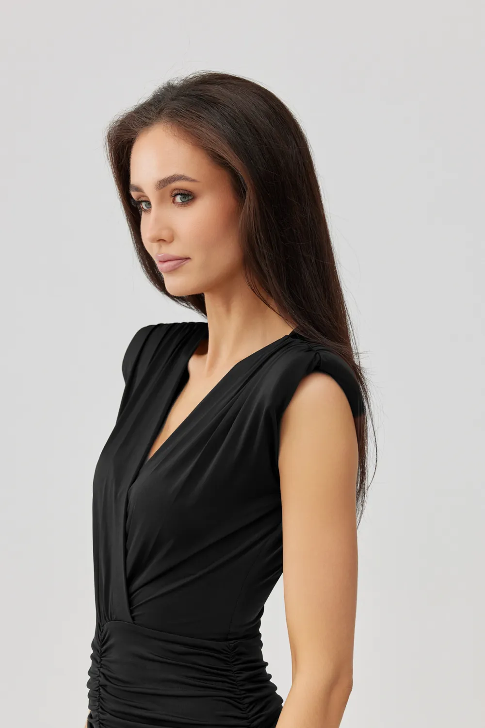 Noelia – Lange elegante Abendkleid mit Drapierung und Beinschlitz Schwarz | Roco Fashion