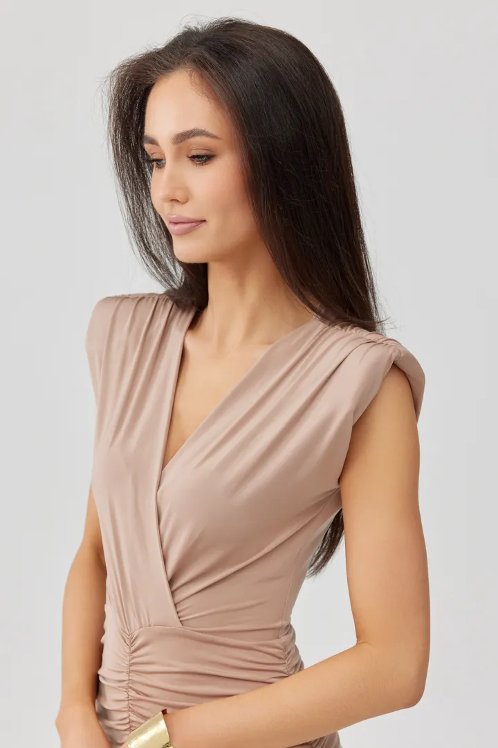 Noelia - elegancka długa sukienka kopertowa z marszczeniem i rozcięciem w kolorze cappuccino