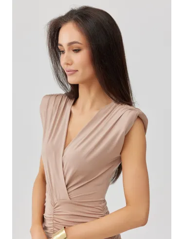 Noelia – Lange elegante Abendkleid mit Drapierung und Beinschlitz Cappuccino | Roco Fashion