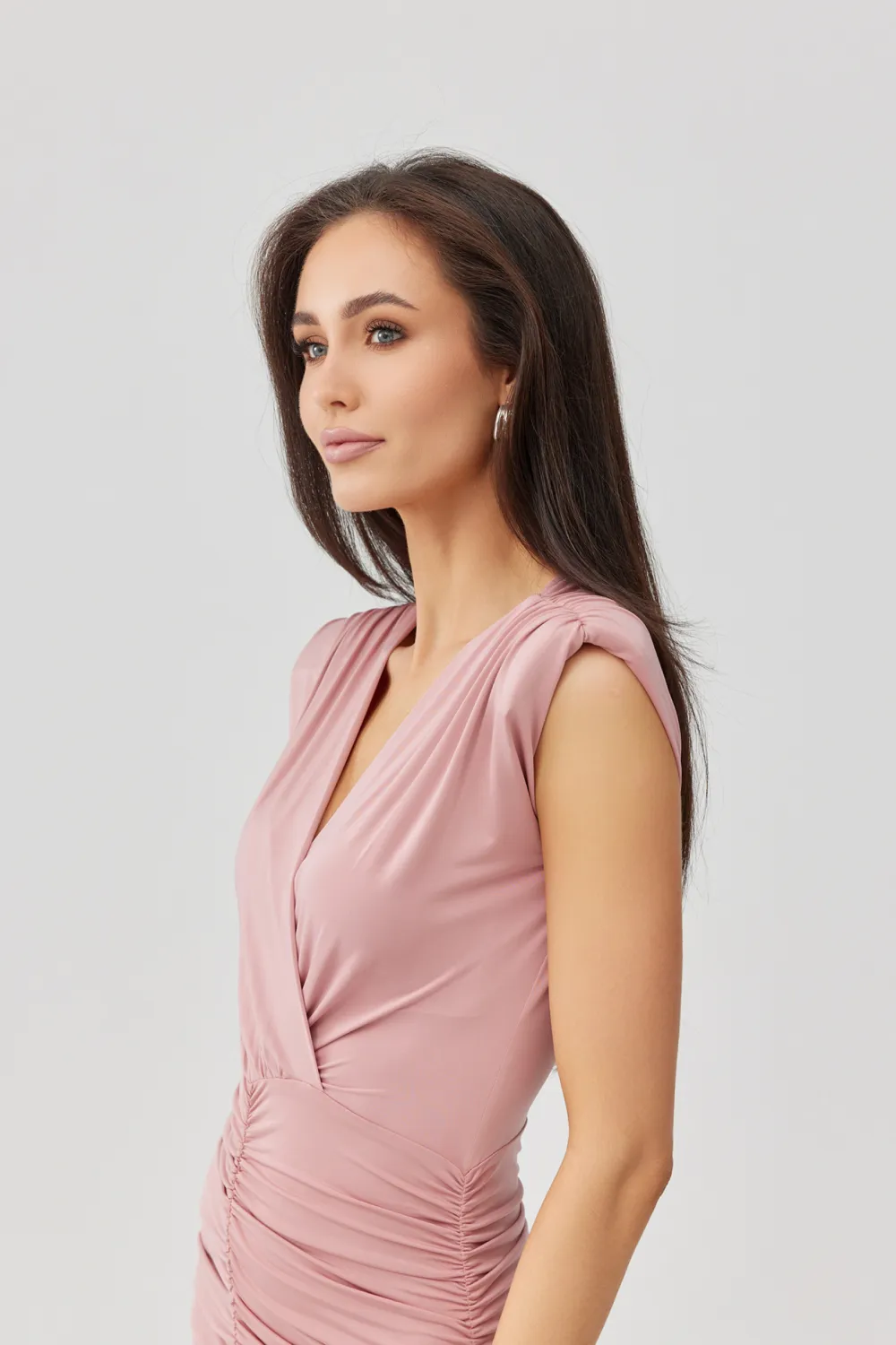 Noelia – elegancka długa sukienka kopertowa różowa z marszczeniem i rozcięciem | Roco Fashion