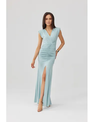 Noelia – elegancka długa sukienka kopertowa miętowa z marszczeniem i rozcięciem | Roco Fashion