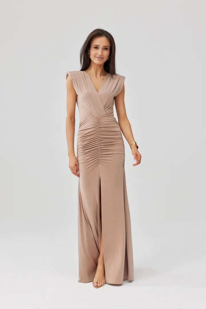 Noelia - Lange elegante Abendkleid mit Drapierung und Beinschlitz in Cappuccino