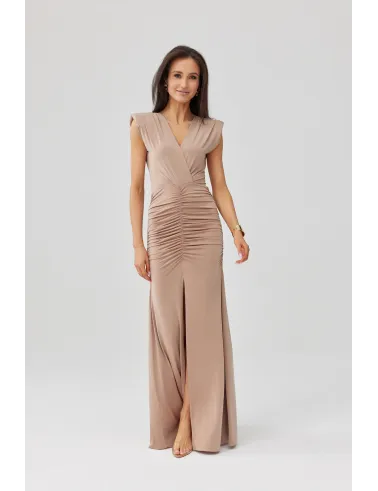 Noelia – Lange elegante Abendkleid mit Drapierung und Beinschlitz Cappuccino | Roco Fashion