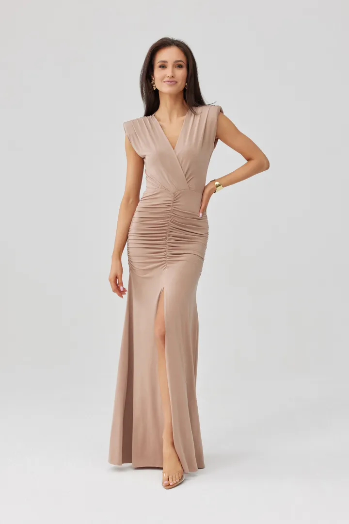 Noelia - Lange elegante Abendkleid mit Drapierung und Beinschlitz in Cappuccino