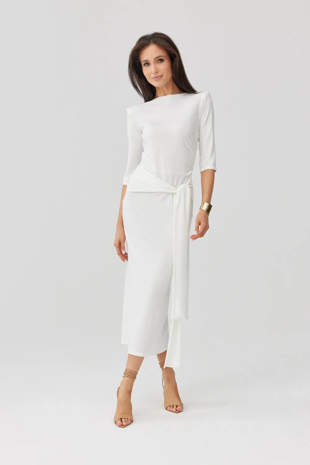 Lidiana – midi sukienka ecru z wiązaniem w talii i rękawem 3/4 | Roco Fashion