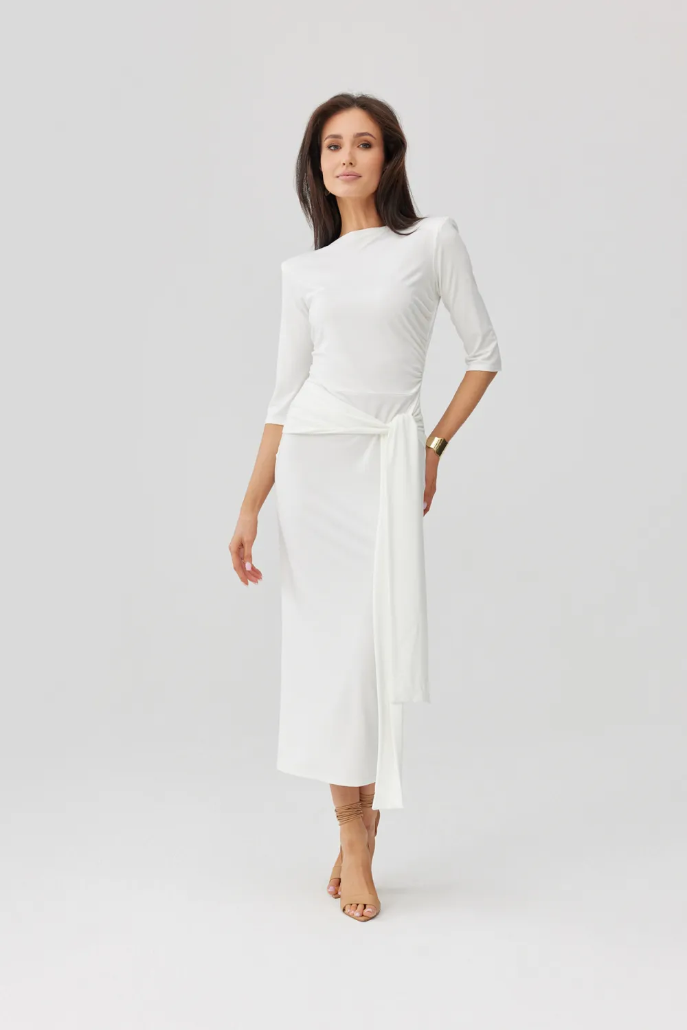 Lidiana – midi sukienka ecru z wiązaniem w talii i rękawem 3/4 | Roco Fashion