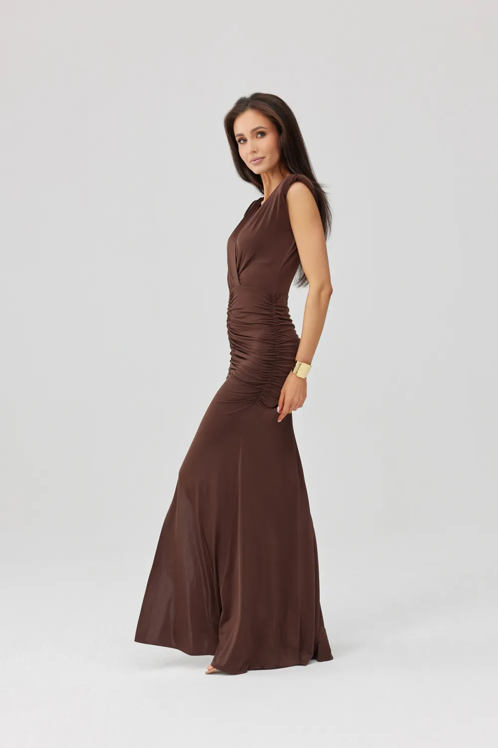 Noelia – elegancka długa sukienka kopertowa z marszczeniem i rozcięciem brązowa | Roco Fashion