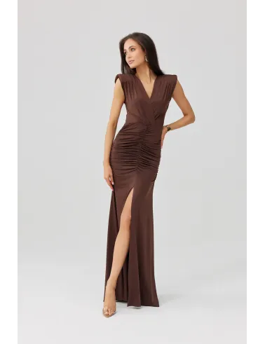 Noelia – Langes elegantes Abendkleid mit Drapierung und Beinschlitz in Braun | Roco Fashion