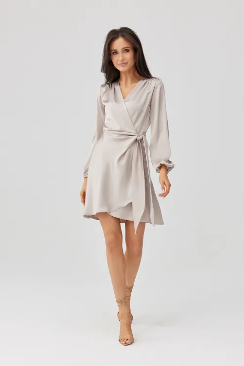 Catlin – kopertowa sukienka mini z wiązaniem w talii i długim rękawem jasny beż | Roco Fashion