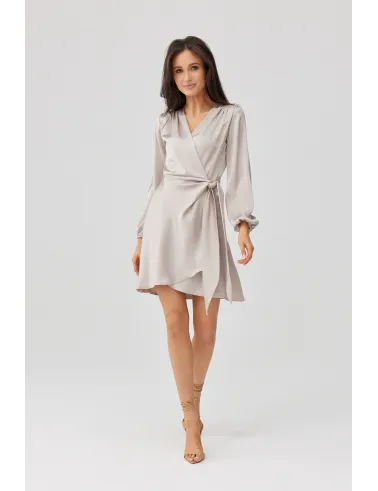 Catlin – kopertowa sukienka mini z wiązaniem w talii i długim rękawem jasny beż | Roco Fashion