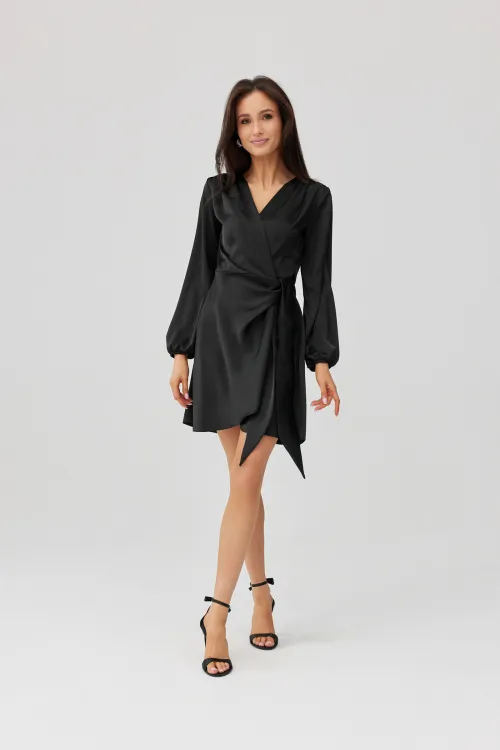 Catlin – czarna kopertowa sukienka mini z wiązaniem w talii i długim rękawem | Roco Fashion
