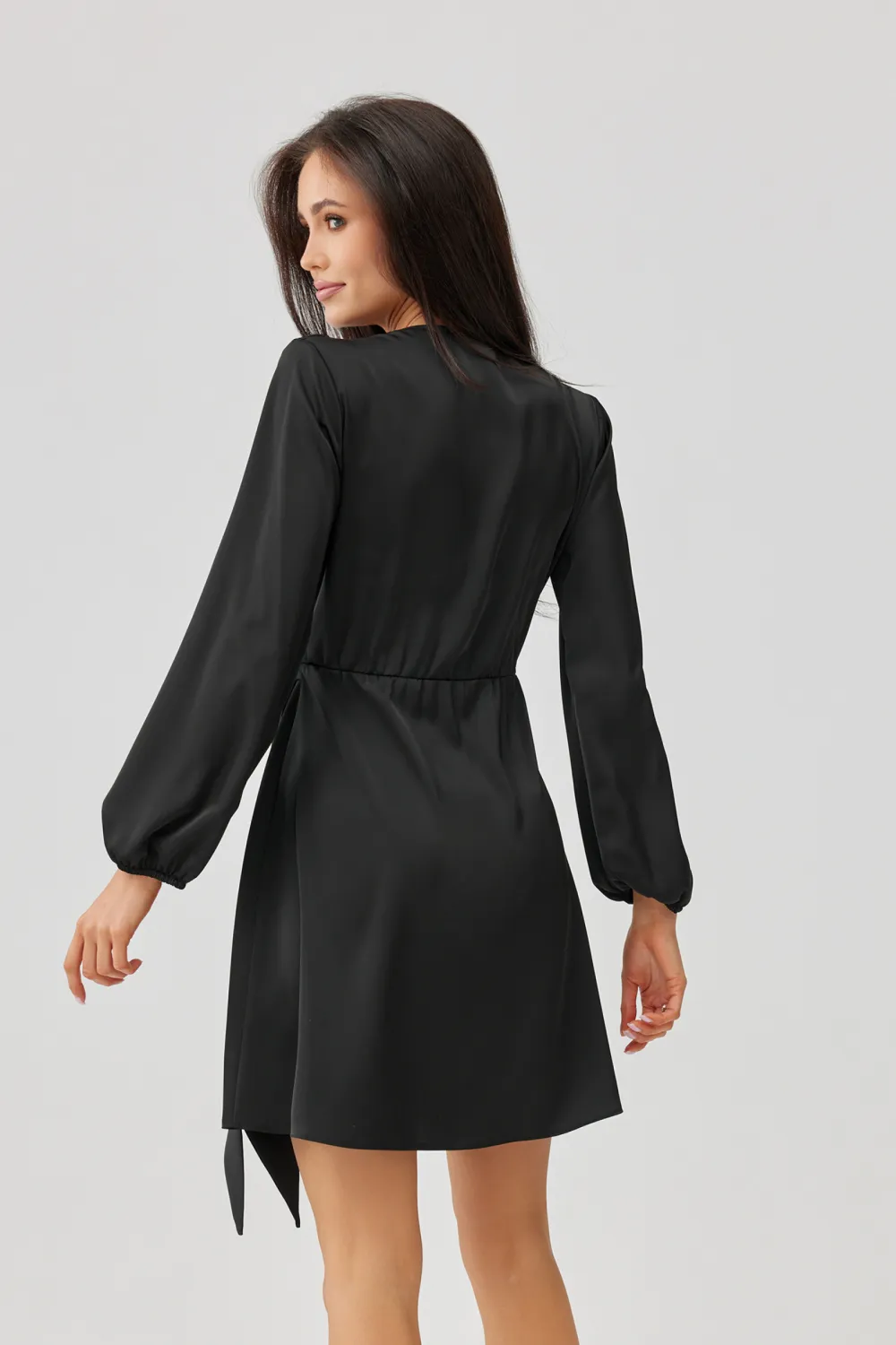 Catlin – czarna kopertowa sukienka mini z wiązaniem w talii i długim rękawem | Roco Fashion