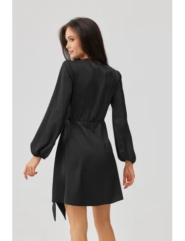 Catlin – czarna kopertowa sukienka mini z wiązaniem w talii i długim rękawem | Roco Fashion