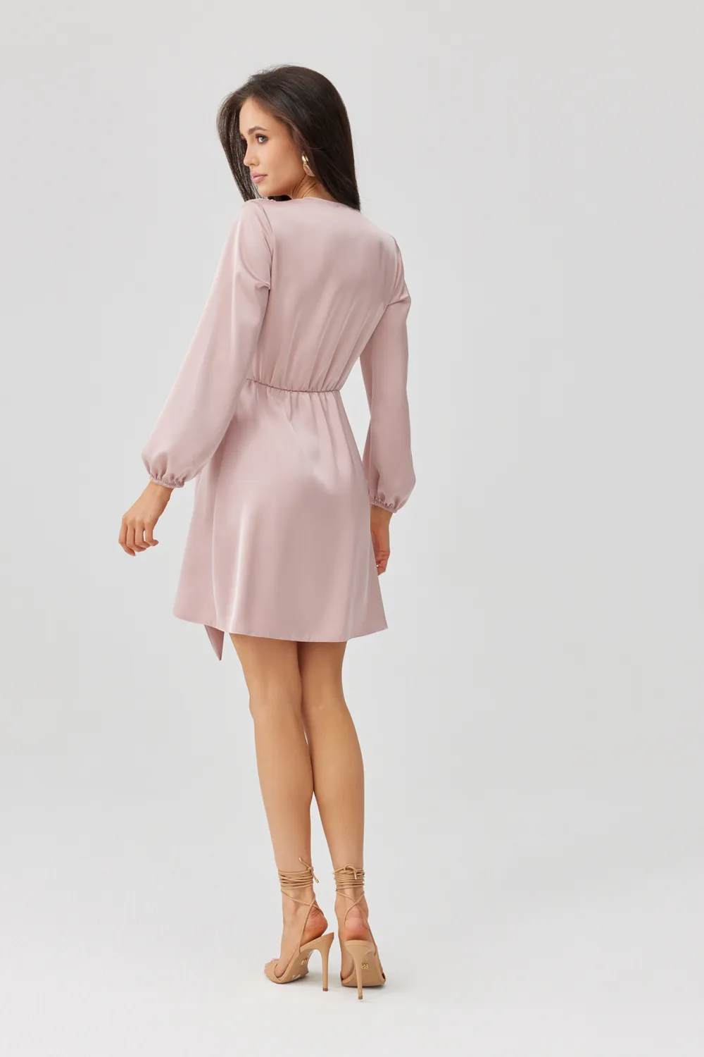 Catlin – kopertowa sukienka mini z wiązaniem w talii i długim rękawem różowa | Roco Fashion