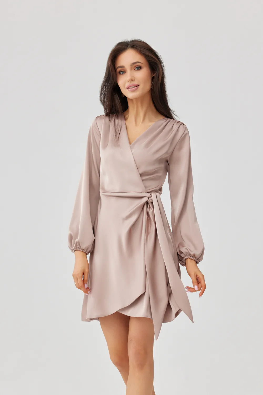 Catlin – kopertowa sukienka mini z wiązaniem w talii, długi rękaw cappuccino | Roco Fashion